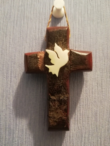 Cruz De Madera. Con Paloma Símil Nácar. Usada. Colgante (Usado)