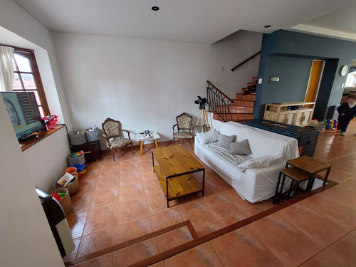 Venta Triplex ,5 Amb., Jardín, Cochera. Barrio Malvinas, Boulogne, San Isidro, Gba Norte