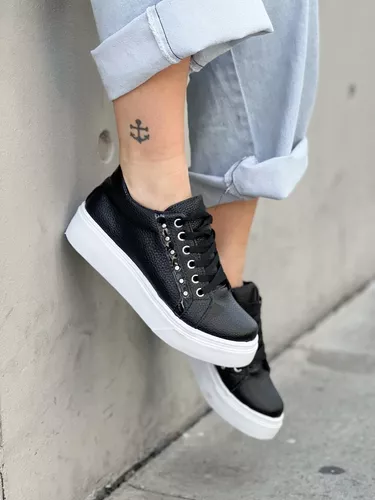 Zapatilla Mujer Baja Urbana Con Tachines Y Charol Magi Negro