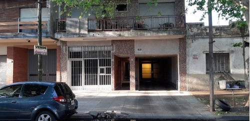 Oportunidad!! Departamento En Buen Estado, Segundo Piso Por Escalera. Se Encuentra Ubicado A Una Cuadra De La Estación Tropezón Y A 1/2 Cuadra De La Intersección De Asamblea Y Avenida San Martín.