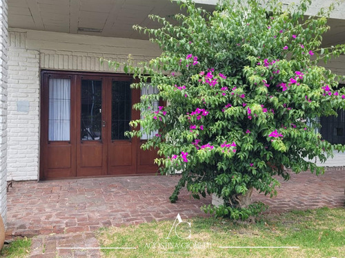 Z/ Playa Grande. Casa, 6 Ambientes Más Dependencia Y Jardín.