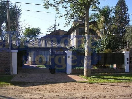 Hermoso Chalet De 2/3 Dormitorios Con Jardín, Quincho Y Piscina. Oportunidad