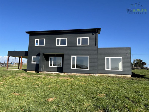Casa En Venta De 5 Dorm. En Puerto Varas