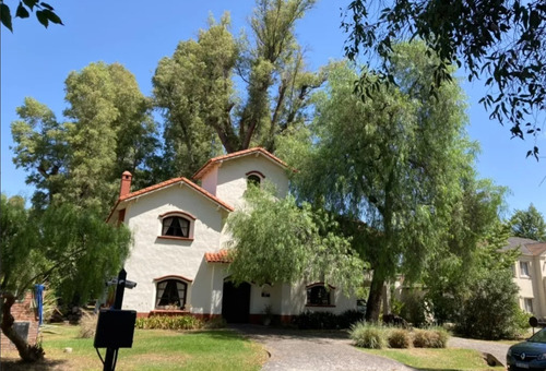 Casa En Alquiler. Campos De Alvarez