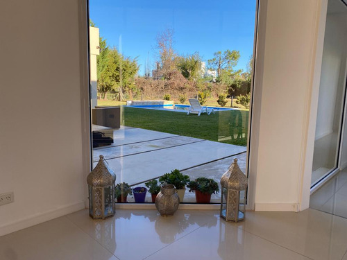 Casa En Venta En Barrio Cerrado Santa Ana Moreno