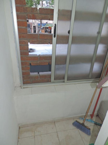 Apartamento Al Frente Sobre Av. Del Libertador !!