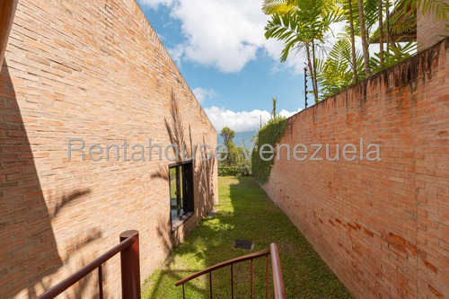 Hermosa Casa De 3 Niveles Que Brinda Tranquilidad Y Confort En Venta Ubicada En El Alto Hatillo 25-8567