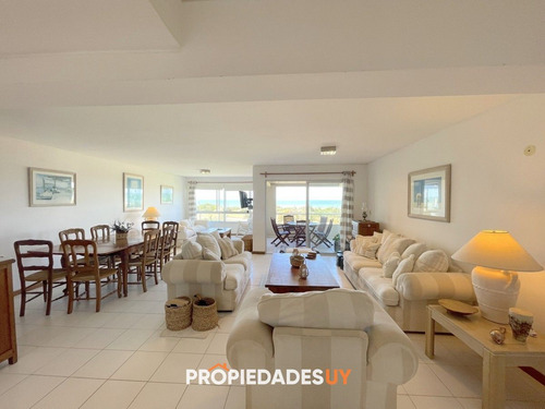 Excelente Precio, Dpto. En Primera Linea De Playa Brava - 3 Dorm. + Dependencia