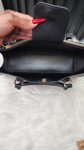 Bolsa Guess Hg961607 Nueva 100 % Original Con Etiqueta Negro Estampado Oro Negro