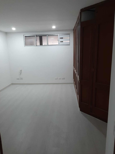 Imagen 7 de 9 de Arriendo Apartamento Barrio Santa Bárbara 2 Parqueaderos