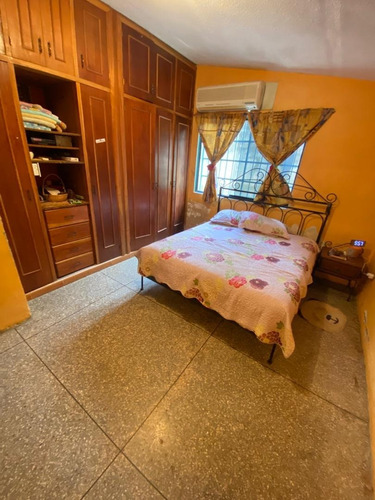 Vera Casa Inmobiliaria Vende Casa En La Urb La Esmeralda Dmo