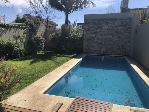 Imagen 10 de 30 de Casa En Venta - 5 Ambientes Con Piscina - Zona Residencial En Castelar Centro