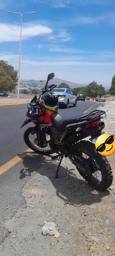 Es Una Moto A Todo Terreno Doble Propósito, Con Cilindraj
