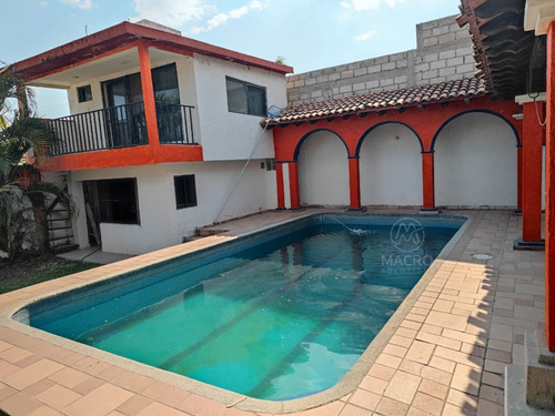 Casa En Venta En Col. Las Brisas, Temixco, Morelos Con Alberca Y Jardín.