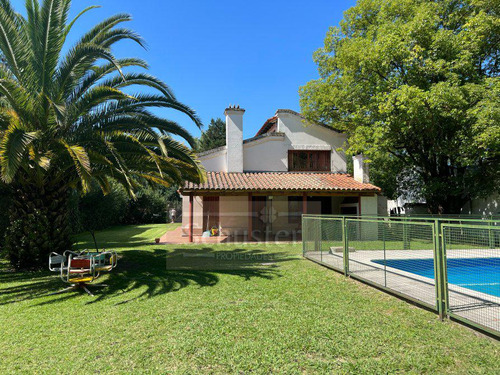 Casa Estilo Campo En Barrio El Trebol