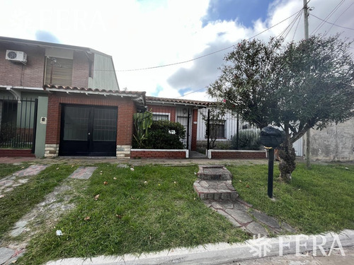 Imagen 1 de 20 de Venta Casa 3 Ambientes Con Jardín, Cochera Y Patio En Quilmes Oeste (29750)