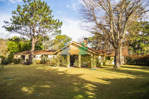 Casa De Gran Tamaño Ubicada En Zona Del Golf. - Ref : Eqp6283