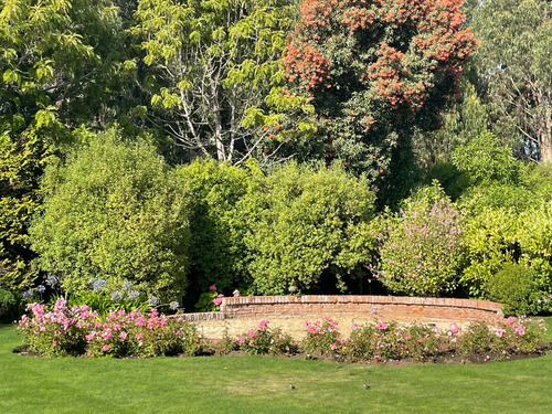 Casa Con Gran Jardín Formado En Dos Sitios