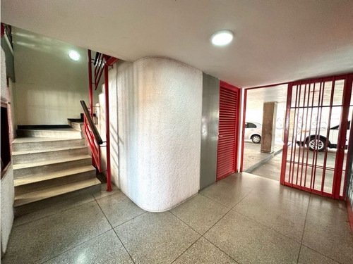 Venta De Edificio En El Rosal Con Espléndida Ubicación 734m2