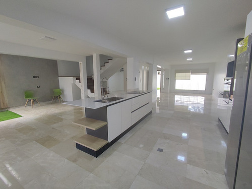Lm Vende Casa En La Urb. La Trigaleña, Valencia.