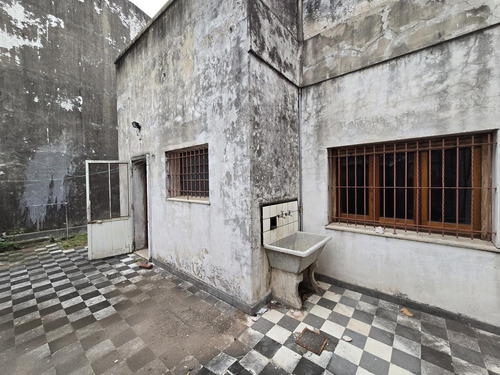 Venta Gran Lote De 10 X 37,45 Con Casa A Reciclar Y Galpón