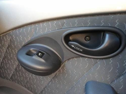 Imagem 3 de 3 de Kit Vidro Elétrico Fiat Strada 2 Porta 1993 2000 2001 2003 2005 2007 08 09 10 2011 2013 Sensorizado