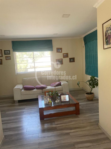 Casa En Venta De 5 Dorm. En La Florida