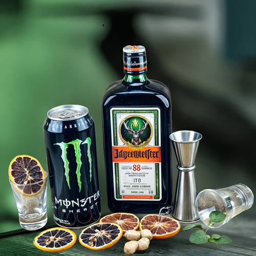 Box Licor Jaggermeister 750 Ml + Shots + Jigger+ Monster