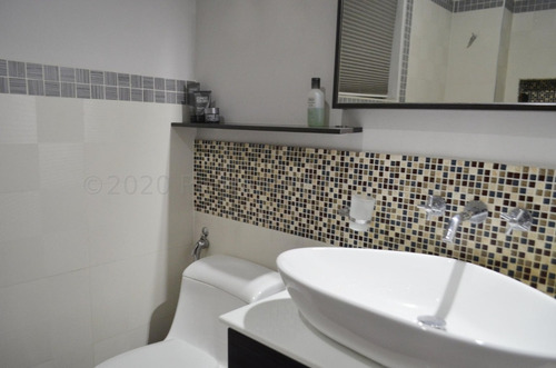 Ms: 25-8836 Se Vende Amplio E Iluminado Apartamento En Planta Baja, En Los Samanes. A=230m2, 3h, 3b, 3p.