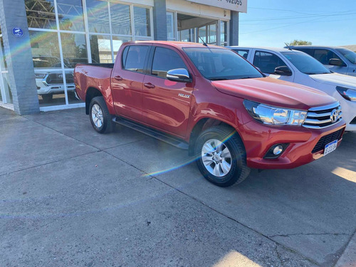 Imagen 2 de 13 de Toyota Hilux 2.8 Cd Srv Pack 177cv 4x2 2017