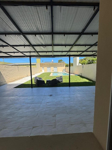 Casa En Venta - 4 Dormitorios 4 Baños - Necochea