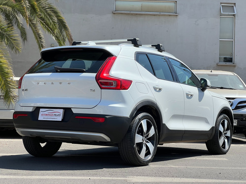 Volvo XC40 D4 Momentum Intro Car