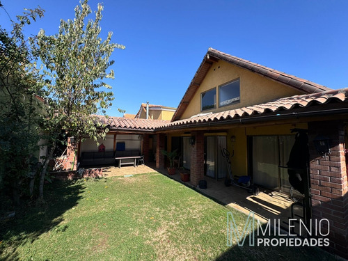 Casa Con Amplio Patio, Parque Rojas Magallanes