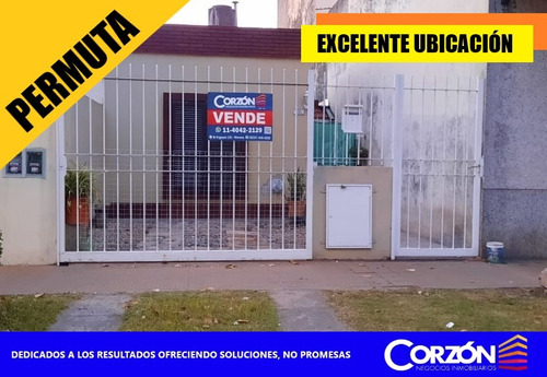 Casa De 4 Ambientes En Hurlingham Con Cochera Permuta - Ubicación Estratégica