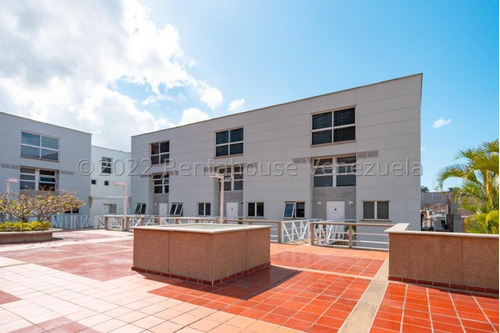 Hermoso Town House Listo Para Mudarse, Totalmente Remodelado Con Acabados De Lujo, Inmejorable Vista,   En Venta Los Naranjos Del Cafetal Mls #23-29662 Francis Zeppieri