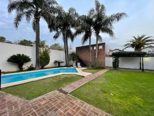 Chalet De Categoría 8 Amb. 484 M² Cub. C/ Garaje Para 2 Autos Y Parque C/ Pileta - Haedo
