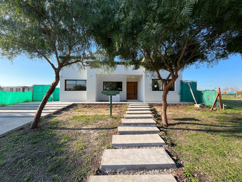 A Estrenar En Venta Casa Con Pileta Jardin Y Parrilla. Pilar Del Este San Ramiro