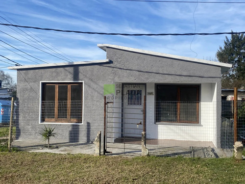 Casa De 2 Dormitorios, Patio Con Entrada Para Auto, En Alquiler En San Carlos