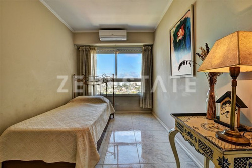 Venta De Apartamento 3 Dormitorios En Playa Mansa,