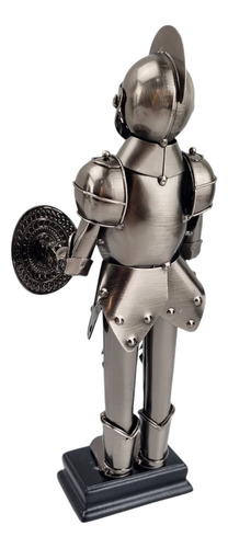 Escultura Cavaleiro Medieval Com Escudo E Lança Em Metal