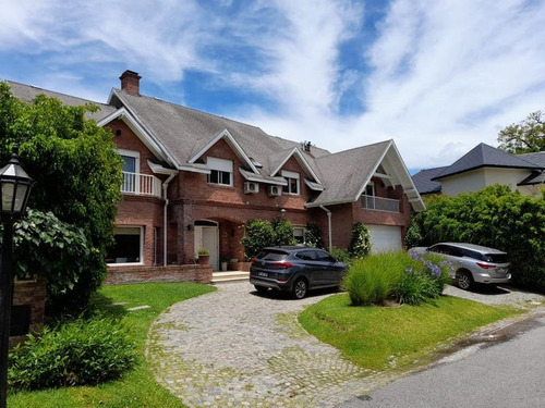 Casa -barrio Cerrado Lomas Las Casuarinas (san Isidro)