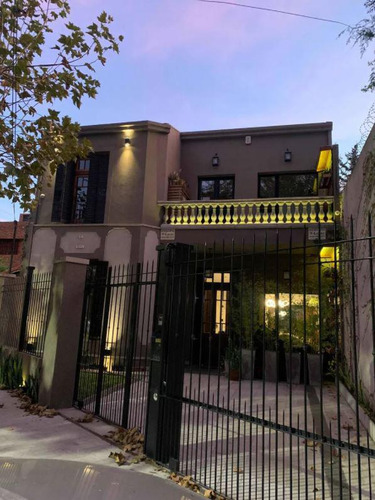 Casa En Venta - 3 Dormitorios 3 Baños - Cochera - 250mts2 - Temperley