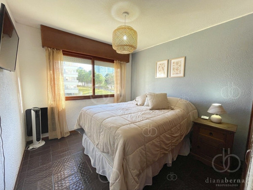 Imagen 8 de 14 de Apartamento En Venta A Una Cuadra Del Mar, Reciclado Y Con Parrillero Propio.