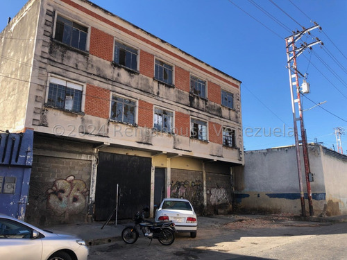 Alquila Versatil Edificio Comercial Ubicado En Pleno Centro De Valencia. Posee 3 Niveles