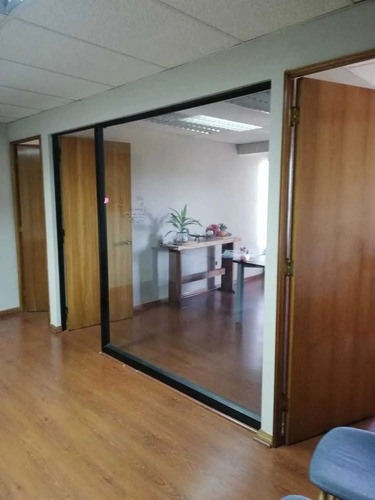 Imagen 1 de 11 de Oficina Con Tres Privados Y Dos Baños En La Concepción 