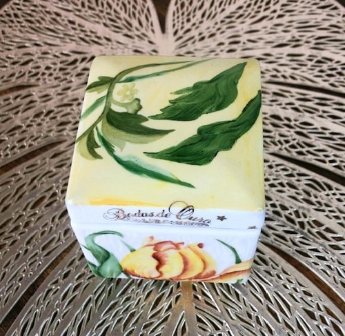 Imagem 2 de 4 de Porta-joias De Porcelana Pintado A Mão Bodas De Ouro 50 Anos