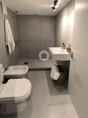 Venta Apartamento 2 Dormitorios, Cocina Definida Y Terraza Al Frente En Centro