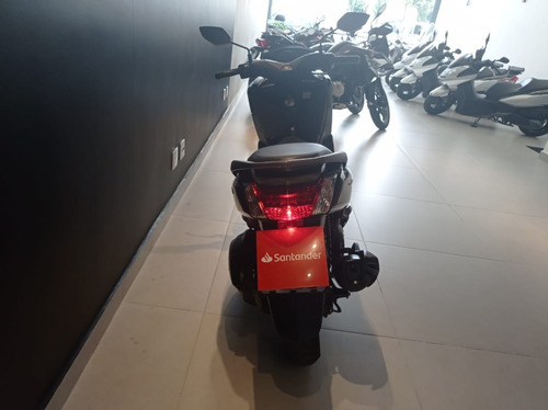 Yamaha Nmax 160 2018 - Honda Pcx 150 (r)