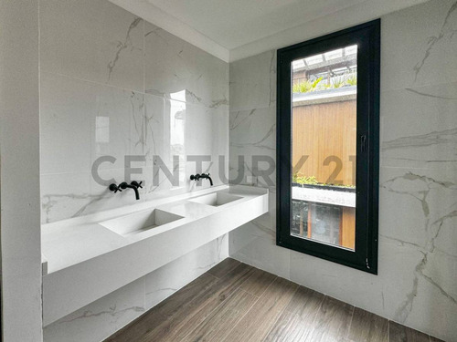 Casa Al Agua En Virazón Nordelta Con 4 Suites Y Tercera Planta.