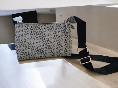 Bolsa Guess Sg918676 Gris Grabada Crossbody Original Dama